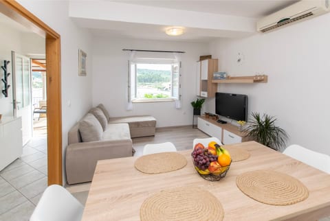 Apartment Sunny - Unit 373412-13