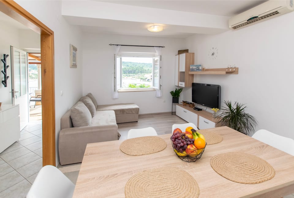 Apartment Sunny - Unit 373412-13