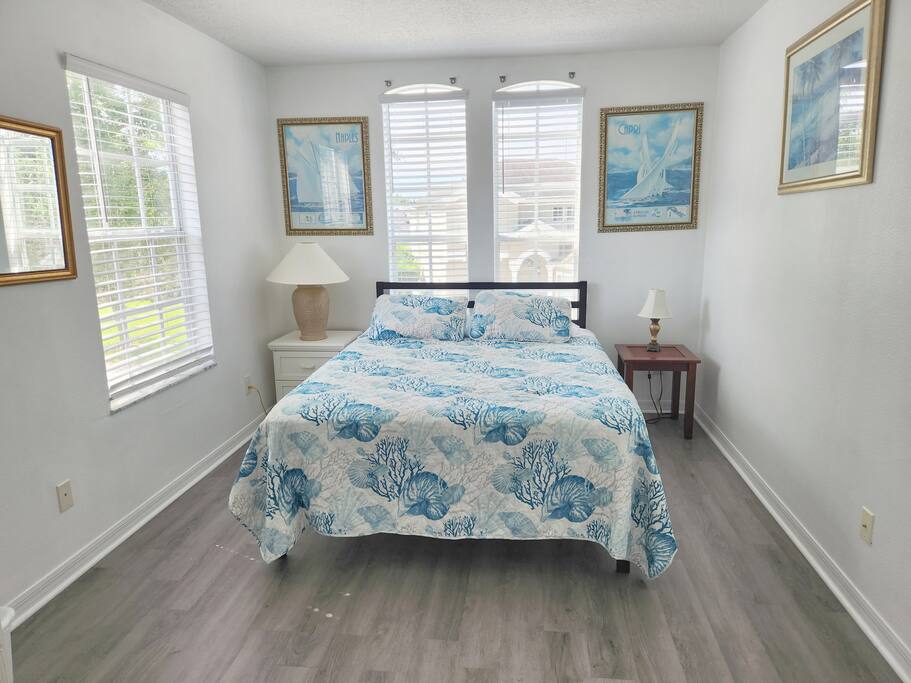 2nd floor bedroom with a queen bed and ensuite privileges - PREMIUM 5 Bed, 4 Bath Villa w/Pool, Near Disney  - Davenport