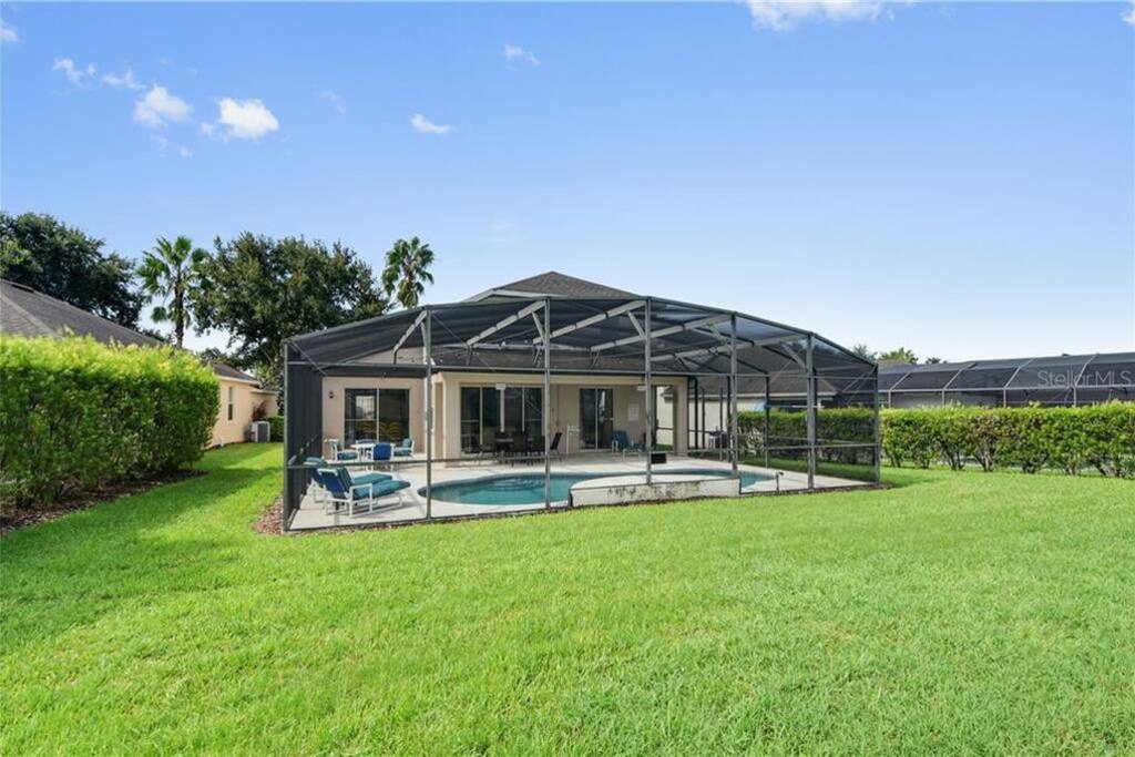 To the rear of the villa is a very large area of grass beyond the pool deck which is big enough for the children to run around To the rear of the villa is a very large area of grass beyond the pool deck which is big enough for the children to run around - PREMIUM 5 Bed, 4 Bath Villa w/Pool, Near Disney - Davenport