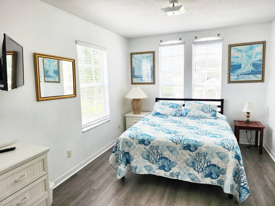 2nd floor bedroom with a queen bed and ensuite privileges 2nd floor bedroom with a queen bed and ensuite privileges - PREMIUM 5 Bed, 4 Bath Villa w/Pool, Near Disney - Davenport