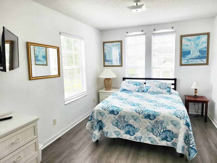 2nd floor bedroom with a queen bed and ensuite privileges - PREMIUM 5 Bed, 4 Bath Villa w/Pool, Near Disney  - Davenport