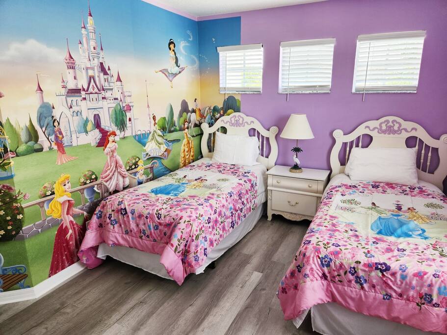 Princess themed room with 2 twin beds - PREMIUM 5 Bed, 4 Bath Villa w/Pool, Near Disney  - Davenport