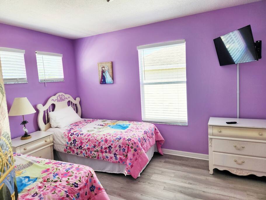 Princess themed room with 2 twin beds and a smart tv - PREMIUM 5 Bed, 4 Bath Villa w/Pool, Near Disney  - Davenport