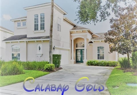 This vacation villa home is located on the far side of Calabay Parc, far away from any main roads. As you pull up outside this fantastic home, you will be sure to notice how large it is sitting among 