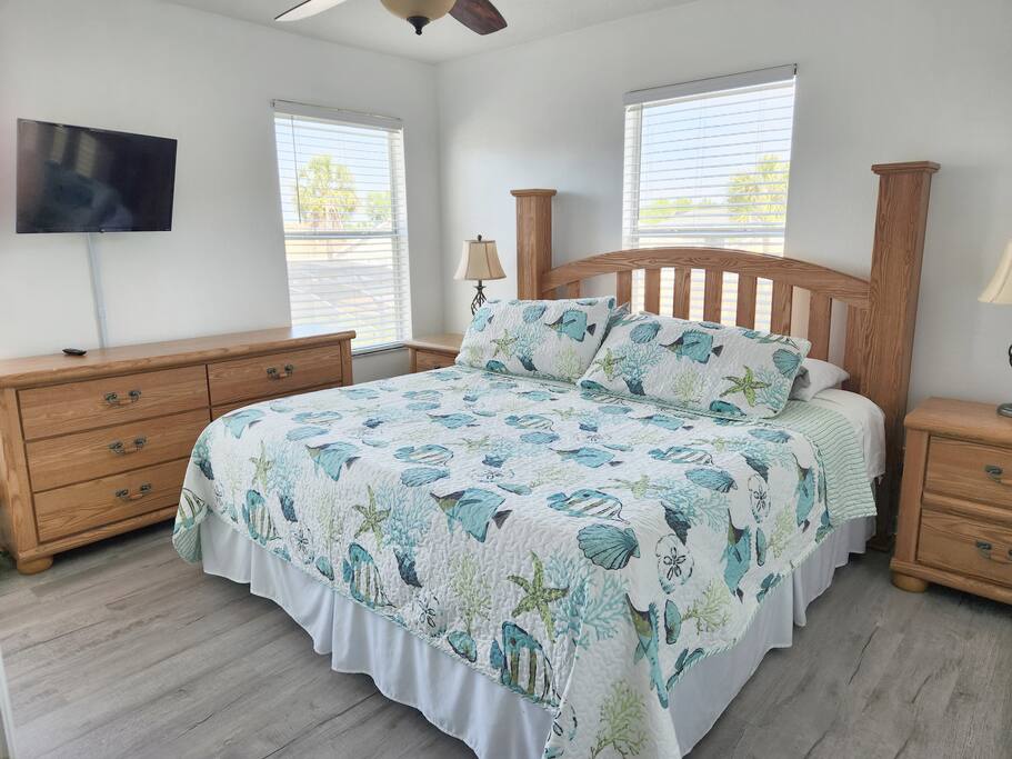 2nd floor master bedroom with a king bed, smart tv and ensuite privileges 2nd floor master bedroom with a king bed, smart tv and ensuite privileges - PREMIUM 5 Bed, 4 Bath Villa w/Pool, Near Disney - Davenport