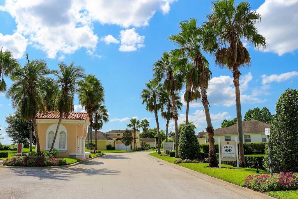 You can walk to a nearby Publix, or in less than a 5 minute drive you can go to other local amenities: Walmart,  take away food shops, restaurants, pubs, beauty salon, and late night convenience store - PREMIUM 5 Bed, 4 Bath Villa w/Pool, Near Disney  - Davenport