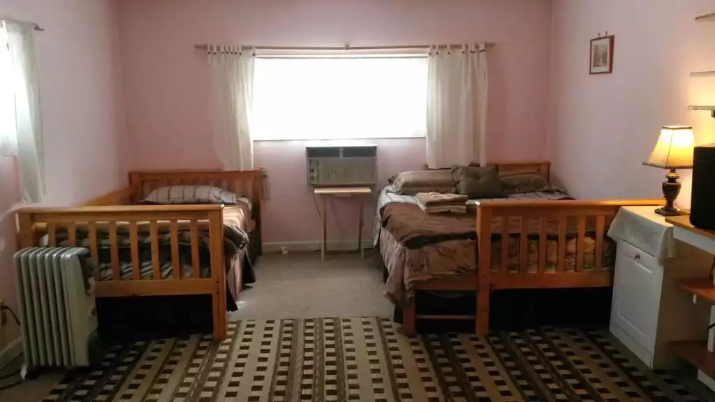 Bedroom 1(included when renting for up to 3 guests). Queen and single bed Bedroom 1(included when renting for up to 3 guests). Queen and single bed - Catskill Cottage - 2 bedroom by Windham and Hunter - Prattsville