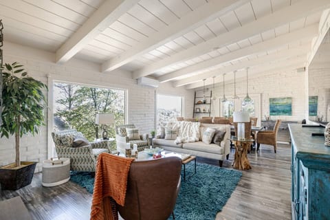 After the bustle of a wedding event or visiting extended family, you’ll retreat to the living room—some sink into the sofa, others pause by the windows to take in the boulder views. It’s a calm pause, a chance to breathe and savor the day together.