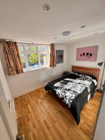 4/5+ Bedroom Home, 3 Baths, Garden, Great Location