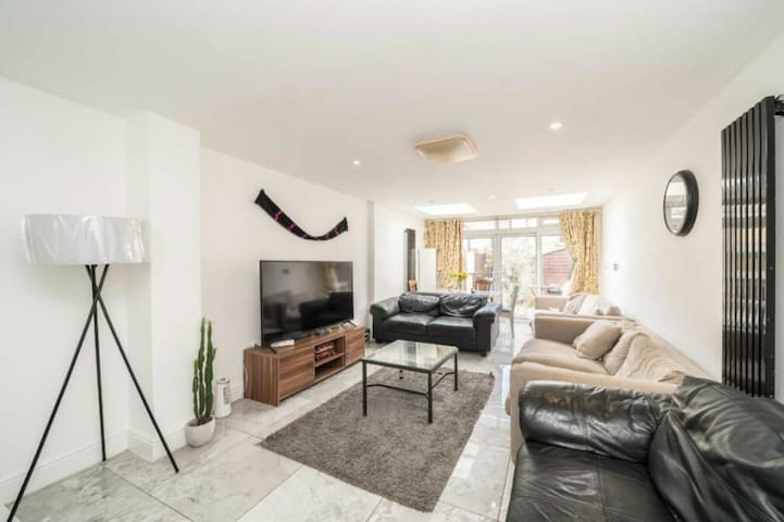 4/5+ Bedroom Home, 3 Baths, Garden, Great Location