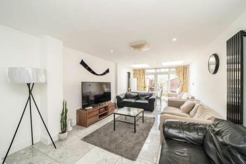 4/5+ Bedroom Home, 3 Baths, Garden, Great Location