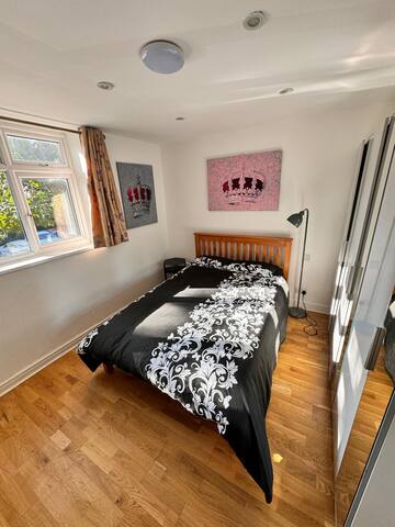 4/5+ Bedroom Home, 3 Baths, Garden, Great Location