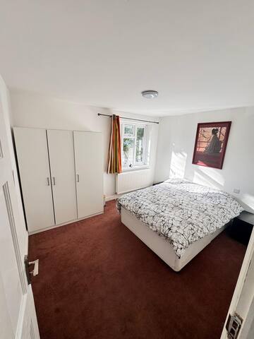4/5+ Bedroom Home, 3 Baths, Garden, Great Location