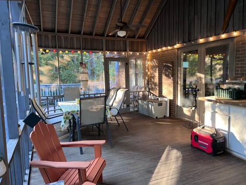 Large Screened Porch, Privacy, Seating for 12, Hammock, Back Yard