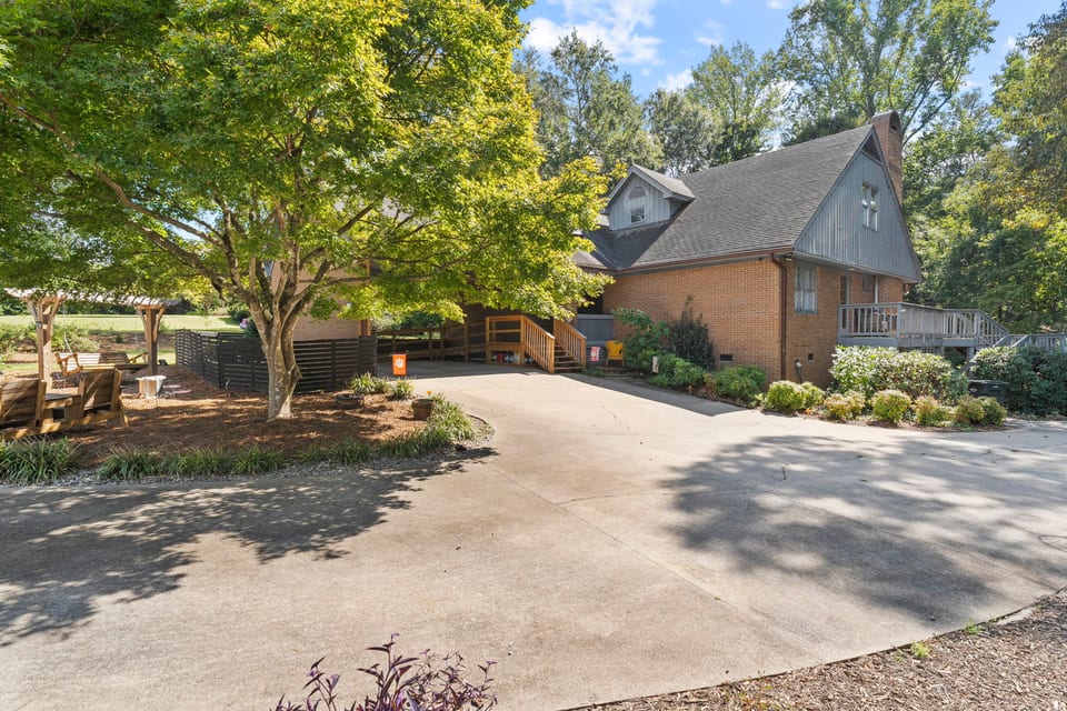 Clemson Area Bougie BNB, 3/2 SFH, ADA ramp to entrance, private carport, balcony, fenced dog run