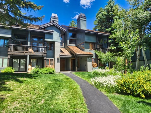 Spacious Snowcreek 3 BR+Loft condo