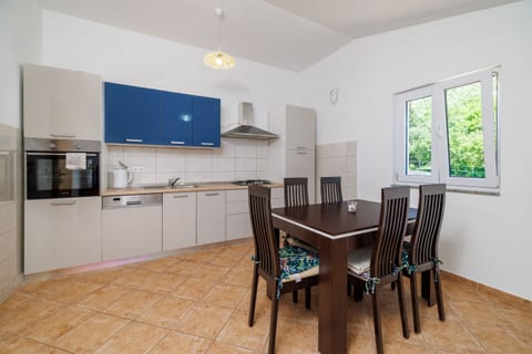 Apartment Toma - Unit 373776-13