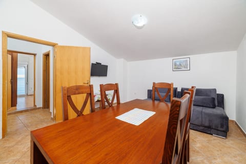 Apartment Toma - Unit 373775-13