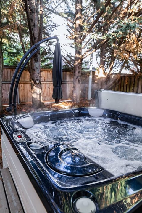 Hot tub with BBQ - Outdoor seating, Fast WiFi