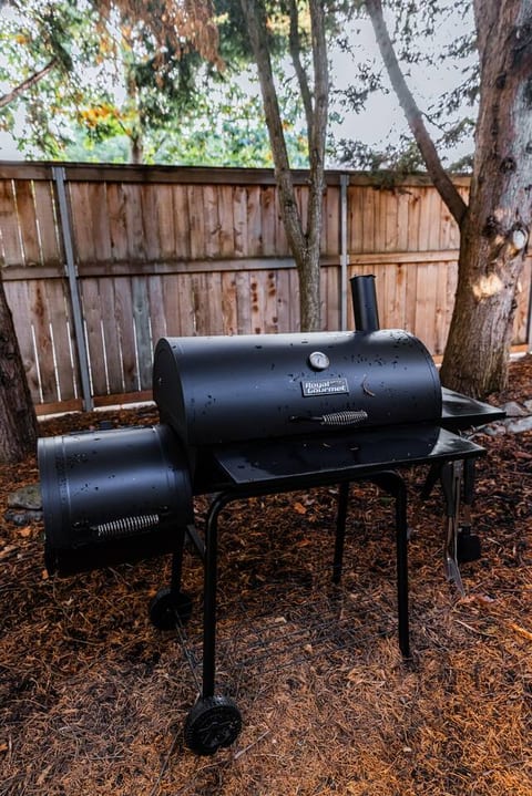 Hot tub with BBQ - Outdoor seating, Fast WiFi