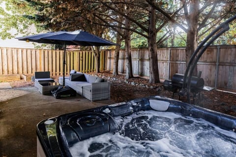Hot tub with BBQ - Outdoor seating, Fast WiFi