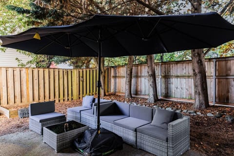 Hot tub with BBQ - Outdoor seating, Fast WiFi