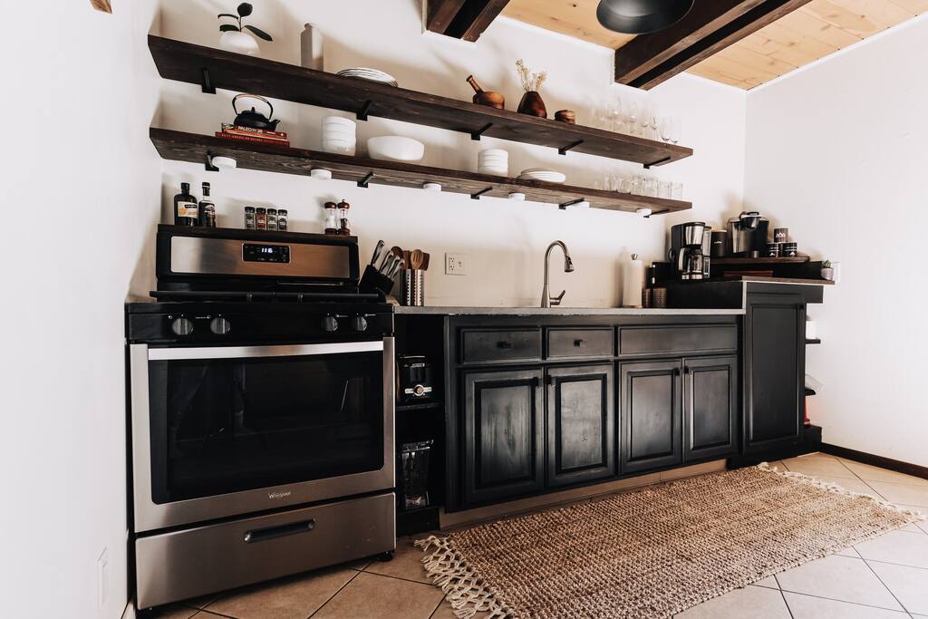 Cozy simplistic kitchen, giving all the cabin feels