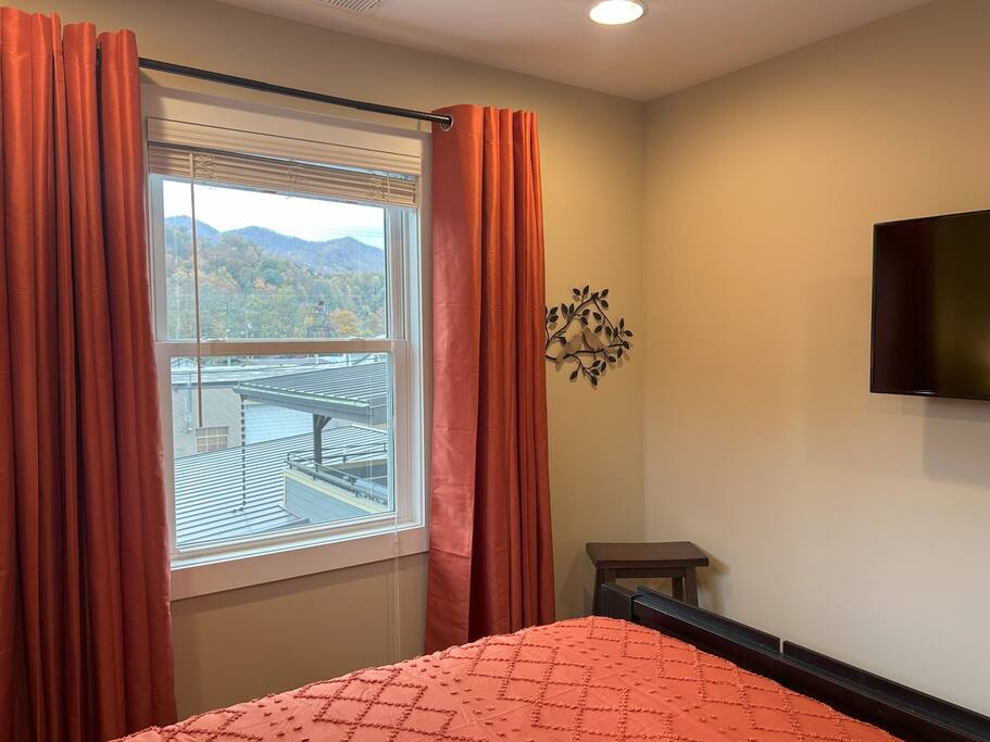 Downtown Gem • Walk Everywhere • Hot Tub •Bunkroom