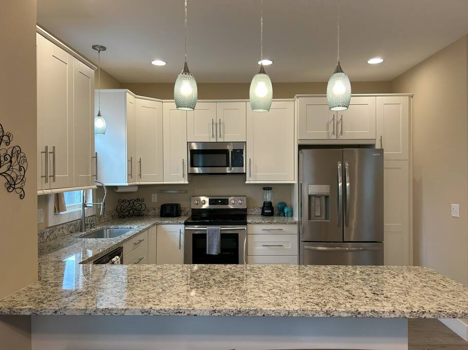 Downtown Gem • Walk Everywhere • Hot Tub •Bunkroom - 28713 Downtown Gem • Walk Everywhere • Hot Tub •Bunkroom - 28713