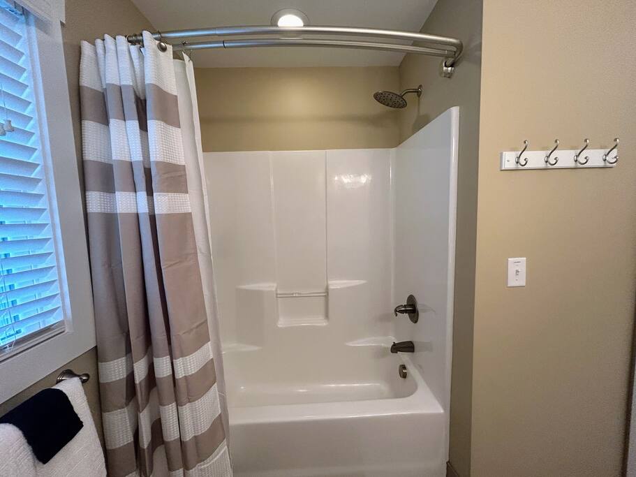 Downtown Gem • Walk Everywhere • Hot Tub •Bunkroom - 28713 Downtown Gem • Walk Everywhere • Hot Tub •Bunkroom - 28713