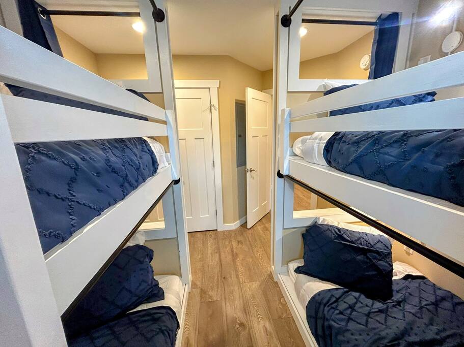 Downtown Gem • Walk Everywhere • Hot Tub •Bunkroom - 28713 Downtown Gem • Walk Everywhere • Hot Tub •Bunkroom - 28713