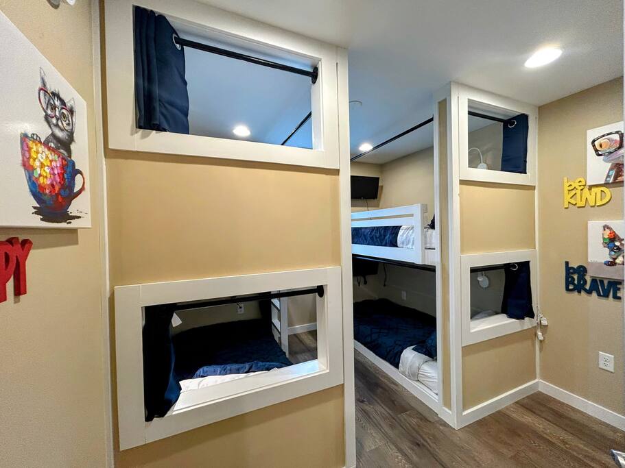 Downtown Gem • Walk Everywhere • Hot Tub •Bunkroom - 28713 Downtown Gem • Walk Everywhere • Hot Tub •Bunkroom - 28713