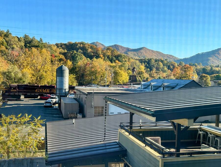 Downtown Gem • Walk Everywhere • Hot Tub •Bunkroom