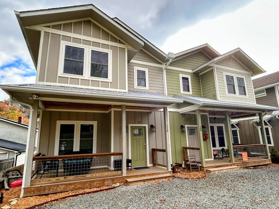 Downtown Gem • Walk Everywhere • Hot Tub •Bunkroom - 28713 Downtown Gem • Walk Everywhere • Hot Tub •Bunkroom - 28713