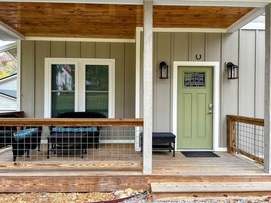 Downtown Gem • Walk Everywhere • Hot Tub •Bunkroom - 28713 Downtown Gem • Walk Everywhere • Hot Tub •Bunkroom - 28713