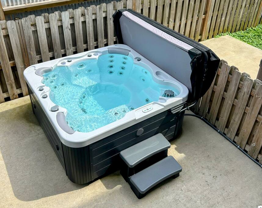 Downtown Gem • Walk Everywhere • Hot Tub •Bunkroom
