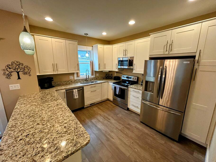 Downtown Gem • Walk Everywhere • Hot Tub •Bunkroom - 28713 Downtown Gem • Walk Everywhere • Hot Tub •Bunkroom - 28713