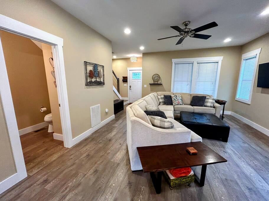 Downtown Gem • Walk Everywhere • Hot Tub •Bunkroom - 28713 Downtown Gem • Walk Everywhere • Hot Tub •Bunkroom - 28713