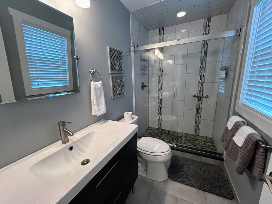 Downtown Gem • Walk Everywhere • Hot Tub •Bunkroom - 28713 Downtown Gem • Walk Everywhere • Hot Tub •Bunkroom - 28713