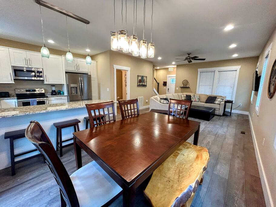 Downtown Gem • Walk Everywhere • Hot Tub •Bunkroom - 28713 Downtown Gem • Walk Everywhere • Hot Tub •Bunkroom - 28713