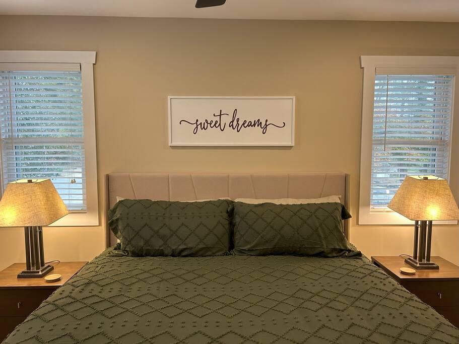 Downtown Gem • Walk Everywhere • Hot Tub •Bunkroom - 28713 Downtown Gem • Walk Everywhere • Hot Tub •Bunkroom - 28713