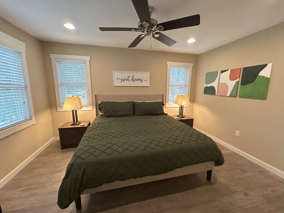 Downtown Gem • Walk Everywhere • Hot Tub •Bunkroom - 28713 Downtown Gem • Walk Everywhere • Hot Tub •Bunkroom - 28713