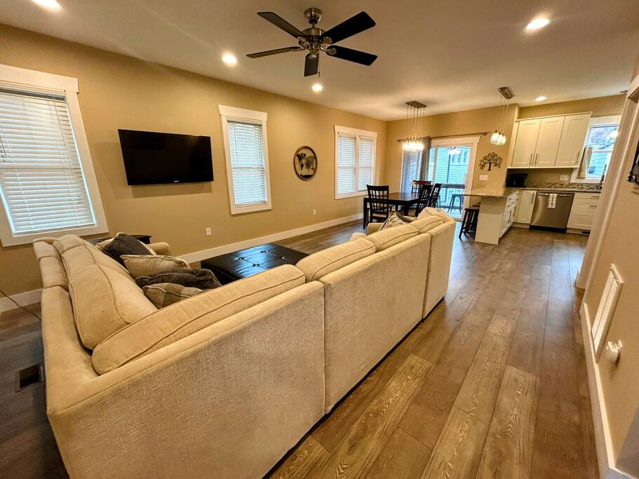 Downtown Gem • Walk Everywhere • Hot Tub •Bunkroom - 28713 Downtown Gem • Walk Everywhere • Hot Tub •Bunkroom - 28713