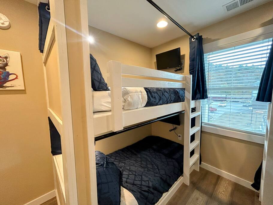 Downtown Gem • Walk Everywhere • Hot Tub •Bunkroom - 28713 Downtown Gem • Walk Everywhere • Hot Tub •Bunkroom - 28713