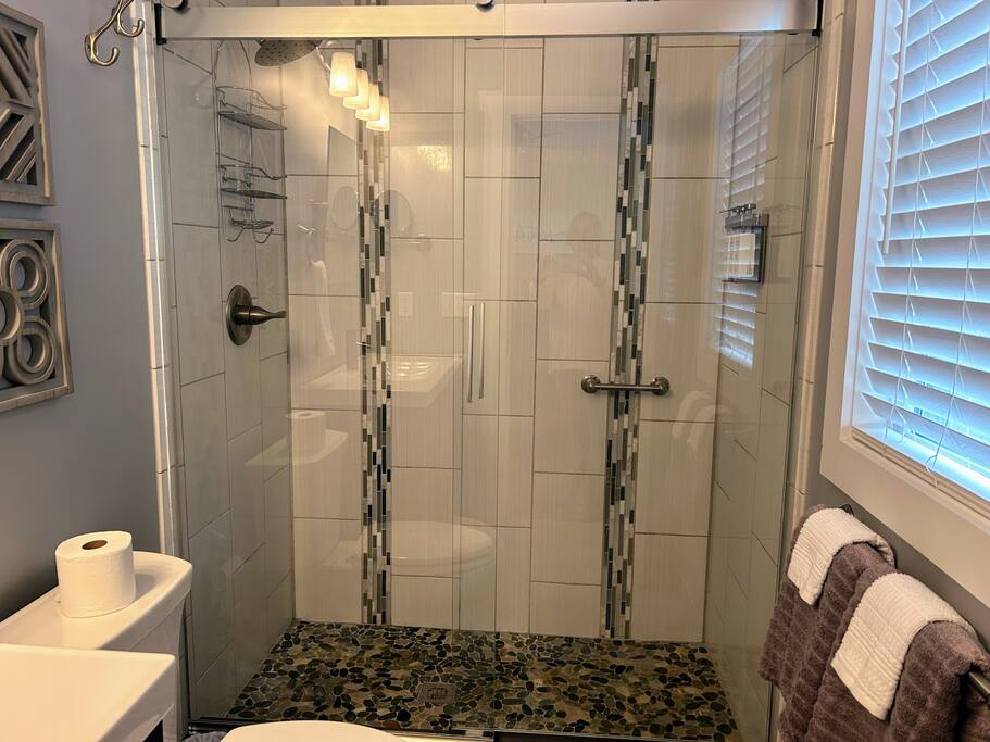 Downtown Gem • Walk Everywhere • Hot Tub •Bunkroom - 28713 Downtown Gem • Walk Everywhere • Hot Tub •Bunkroom - 28713