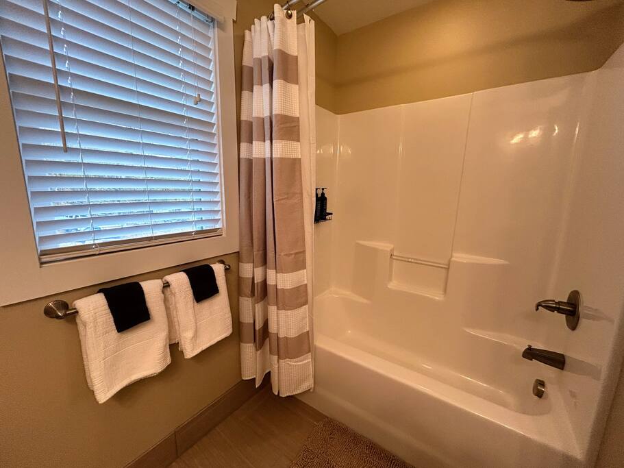 Downtown Gem • Walk Everywhere • Hot Tub •Bunkroom - 28713 Downtown Gem • Walk Everywhere • Hot Tub •Bunkroom - 28713