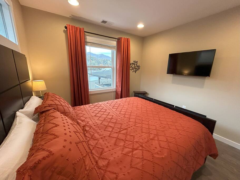 Downtown Gem • Walk Everywhere • Hot Tub •Bunkroom