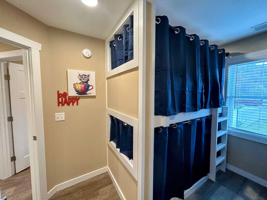Downtown Gem • Walk Everywhere • Hot Tub •Bunkroom - 28713 Downtown Gem • Walk Everywhere • Hot Tub •Bunkroom - 28713