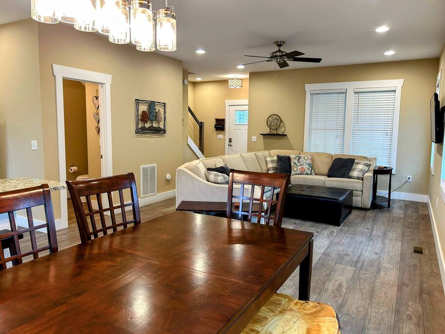 Downtown Gem • Walk Everywhere • Hot Tub •Bunkroom - 28713 Downtown Gem • Walk Everywhere • Hot Tub •Bunkroom - 28713